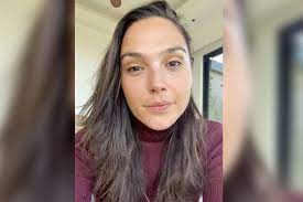 Gal gadot is an israeli actress, singer, martial artist, and model. News Im Video Gal Gadot Darum Lacht Die Welt Uber Ihren Misslungenen Corona Song Brigitte De
