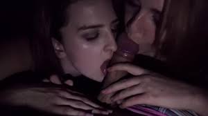 Doppio pompino al cinema - AmaPorn