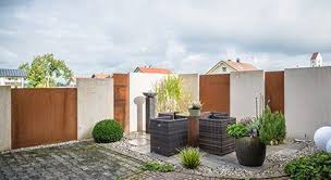 Bleiben Sie Auf Der Terrasse Unter Sich Sichtschutz Mauer Privatsphare Inspiration Gartengestaltung Gartengestaltung Sichtschutz Garten Naturzaun