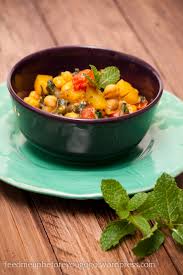 Den reissalat anrichten, mit minze und kokoschips. Veganes Kichererbsen Sambal Mit Minze Mango Und Couscous Feed Me Up Before You Go Go