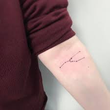 La constelación de taurus es conocida desde la edad del bronce ya que fue en se han encontrado en las pinturas rupestres de lascaux (francia) representaciones de tauro y del cúmulo estelar de las pléyades, que se remontan. Taurus Tattoo Ideas Symbol Designs For Guys And Females Tatuajes De Tauro Tatuajes Tatuaje De La Constelacion Aries