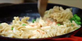 Ho pensato che se il connubio col riso è ottimo perchè non provare con una pasta asciutta ? Fusilli Crema Di Piselli Pistacchi E Gamberetti Armonia Di Sapori E Colori