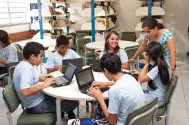 La clase colaborativa es un tipo de estrategia activa en donde el estudiante construye sus aprendizajes, interactuando con su