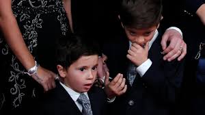 The photos of the footballer with tears in his eyes multiplied and are covered in all the portals of the world. Lionel Messi Kleine Sohne Kabbeln Sich Bei Ballon D Or Gala Stern De