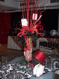 The excitement starts with the invitation. Al Mejor Estilo De Las Vegas Ambientamos El Salon Como Una Sala De Casino Casino Party Decorations Casino Royale Theme Casino Night Party