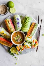 Vegetarische Sommerrollen Mit Erdnuss Limetten Sauce Flowers In The Salad Summer Rolls Food Lime Sauce