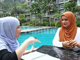 Cara posisi tidur paling baik adalah telentang, yakni wajah meghadap atas, kaki lurus tanpa memeluk guling, dan tidak menggunakan bantal yang terlalu tinggi. Rezeki Kulit Cantik Patutlah Umur Dah 40an Tapi Payah Nak Cari Kedut Di Mukanya Mingguan Wanita