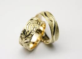 Une alliance à la beauté qui peut paraître classique mais qui n'en est pas moins délicate et fine à son doigt. Alliances Originales Mariage Originales Atelier Nicolas B Createur Alliance Originales Paris Lyon Dijon Nantes Uniqu Anneaux De Mariage Mariage Original Bijoux