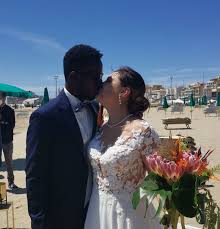 Il matrimonio è un anello d'oro in una catena che inizia in uno sguardo e finisce nell'eternità. Infiniti Auguri A Moussa E Daniela Per Il Matrimonio Sulla Spiaggia Di Anzio