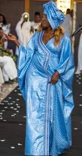 Voici une galerie sur le thème bazin femme. 900 Idees De Modele Bazin En 2021 Mode Africaine Tenue Africaine Robe Africaine