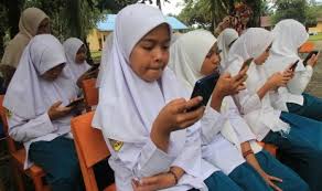 Tiap mau berangkat atau pulang sekolah, mereka harus melintasi sungai dengan cara yang berbahaya. Bsnp Tidak Lagi Terbitkan Pos Usbn Republika Online