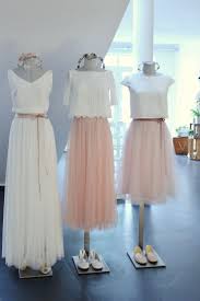 Hallo, ich brauche ein bisschen hilfe bei der suche für mein outfit zu meiner standesamtlichen hochzeit. Moderne Brautkleider Und Zweiteilige Hochzeitskleider Fuer Die Boho Hochzeit Spitzentop Und Tuellrock Farb Brautkleid Kurz Kleider Hochzeit Hochzeit Kleidung