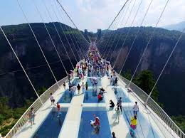 Jembatan berlantai kaca di zhangjiajie, cina yang dikabarkan sebagai pemecah segala rekor, ditutup hanya 13 hari setelah peresmian pembukaannya. Anda Berani Berjalan Atas Jambatan Kaca Di Negara China Ini