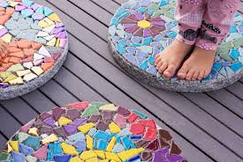 Diy Mosaik Gehwegplatten Fur Den Garten Hausbau Garten Diy Inspirationen Baby Kind Und Meer Gehwegplatten Kinder Basteln Garten Kinder Garten