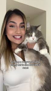 wdyt shes thinking ? 😻😹😹 #fyp #foryou #singing #singer #cat  #singingtomycat #bollywood #bollywoodcover #hindisong #hindicover #indian  #desi #brown