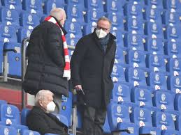 Rummenigge blieb dem fc bayern münchen bis 1984 treu. Karl Heinz Rummenigge Fc Bayern Tragt Spezielle Corona Maske Auf Schalke Hintergrunde Schalke 04