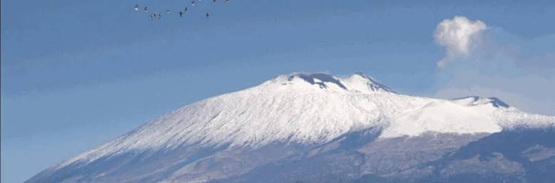 🌋❄️ L'Etna si tinge di bianco! La neve avvolge la cima del vulcano e  regala uno spettacolo incantevole. 🤍 Un contrasto meraviglioso tra la  forza della natura e la magia dell'inverno siciliano.