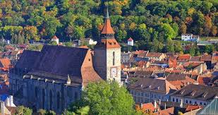 Cetatea se află pe vârful tâmpei și a fost constituită în evul mediu fiind cel mai important punct de apărare pentru brașov. Viziteaza Transilvania Un Traseu Turistic Perfect Pentru O Calatorie Cu Masina Alaturi De Familie