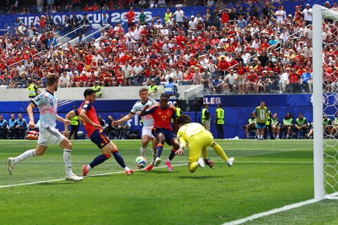 España 2-1 Bélgica: Courtois brilla, Merino decide en el tramo final