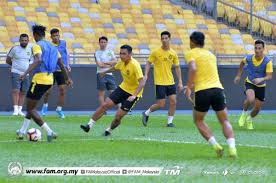 Menjual pakaian sukan dan peralatan sukan. Sukan Wadah Erat Perpaduan Kaum