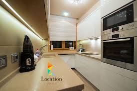 أحدث 20 تصميم لمطابخ مودرن للمساحات الصفيرة والصغيرة جدا Kitchen Design Decor Modern Kitchen Design Kitchen Design Gallery