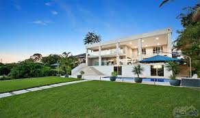 المنزل المثالي للأسر الكبيرة يضم 6 غرف نوم و7 حمامات مطروح للبيع حالي ا House Styles Mansions House