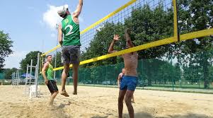 Piłka plażowa na białym tle. 3 Otwarty Turniej Siatkowki Plazowej Mezczyzn 9 08 2020 Sosir Swidnicki Osrodek Sportu Rekreacji