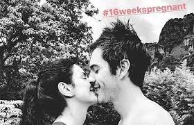 Aislinn Derbez Presume Su Embarazo De 16 Semanas Foto Enelbrasero Http Ift Tt 2vrrbsa Aislinnderbez Mauricioochmann Movie Posters Poster Movies
