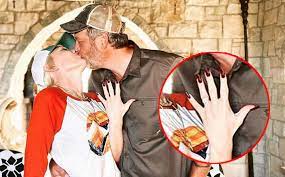 Gwen stefani engagement ring photos. Everything We Know About Gwen Stefani S Engagement Ring From Blake Shelton Hot Country 93 9