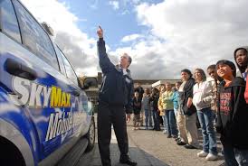 PHOTO GALLERY : Gil Simmons talks weather at Norwich school.