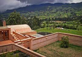 Esta arquitectura tuvo sus primeras apariciones en colombia en las casas estilo tudor del primer tercio. Rogelio Salmona Casa Rio Frio Rio Frio Colombia 1997 2001 House Casas Frio