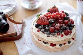 La Chica De La Casa De Caramelo Pavlova De Chocolate Y Frutas Del Bosque Pavlova De Chocolate Pavlova Recetas De Comida