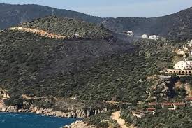 Söndürme çalışmaları sürerken yangın alanına yakın noktada bulunan yerleşim yerlerinde bazı evler de zarar gördü. Kas Ta Zeytinlik Ve Fundalik Alanda Yangin Cikti 500 Dekar Alan Yandi Evrensel