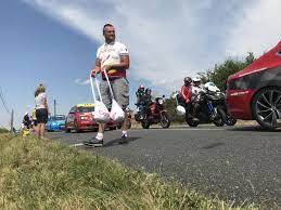 From saturday 6th of july to sunday 28th of july 2019, the 106th tour de france includes 21 stages for a total length of 3 460 kilometers. Au Ravitaillement Les Assistants Ont Plus D Un Tour Dans Leur Musette