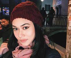 Nyata bukan khayalan apa yg pernah aku alami, kau menjelma setelah menghilang, kini berdiri di lamanku, teramat getir keadaan ini, nak ku biarkan tak sampai rasa hati, andai kusambut itu bererti.berdosanya diri ku ini. Biodata Raysha Rizrose Pelakon Drama Zahir Tak Terucap Oh Hiburan