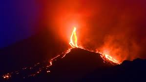 Dabei entleert sich auf mehr oder weniger zerstörerische weise die magmakammer des vulkans oder magma steigt durch spalten und bruchstellen direkt aus dem erdmantel auf. Vulkanausbruch 44 V Chr Der Atna Sorgte Fur Hungersnote Von Agypten Bis China Archiv