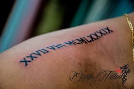 Pronto comenzaron a aparecer diseños de tatuajes romanos con mucha frecuencia en los estudios de tatuaje, que nada tenían que ver con el significado si quieres probar como quedaría una fecha en números romanos o probar con diferentes tipos de tatuajes para ver qué estilo cuadra mejor con lo. 41 Tatuaje Fecha Nacimiento Numeros Romanos