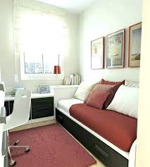 When learning how to arrange bedroom furniture in a smaller layout, it is best to keep your layout simple. Small Bedroom Arrangement Whaciendobuenasmigas