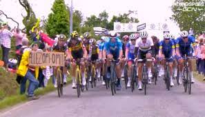 11.34 230 chilometri al traguardo. Tour De France Fan Scatena Mega Incidente