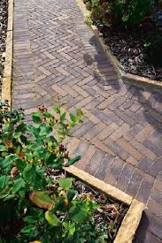 Gartenwege Hofeinfahrten Und Terrassenbelage A La Mediterranea Pflasterklinker Wecken Erinnerungen Garten Pflaster Garten Vorgarten