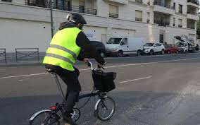 Ride a bike and do the stretching. Confinement Mais Si On A Le Droit De Faire Du Velo Loisir Le Parisien