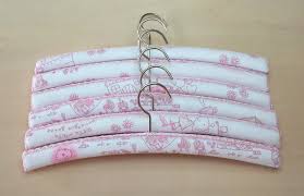 Pack de tres perchas infantiles forradas de tela de dibujos de ...