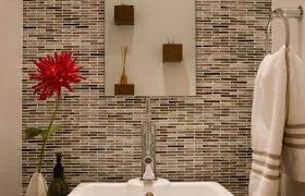 Duvar dekorasyonlarında özellikle suya maruz kalan alanlarda duvar kağıdı kullanmak yakın zamana kadar söz konusu bile edilemezken,günümüz dekorasyonlarında su 2017 de banyo dekorasyonlarına özgü su geçirmez dayanıklı duvar kağıdı modellerini galerimizde incelemenizi tavsiye ediyoruz. Suya Dayanlikli Duvar Kagidi Modelleri 2021 Dekorcenneti Com