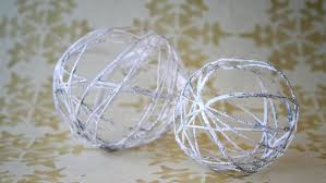 Fabriquer un sapin de nol en bois, une belle dcoration de table, faire un pliage de serviettes. Boules De Noel Decoratives Bricolage De Noel Facile A Faire