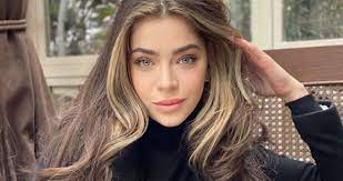 İlk dizi deneyimini selena ile yaşamıştır. Survivor Oyku Celik Kimdir Kac Yasinda Nereli 2021 Survivor Unluler Yarismacisi Oyku Celik Evli Mi Medya Haberleri