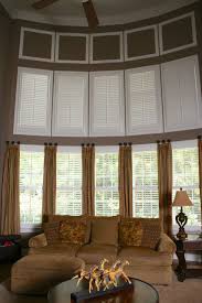 Also A Good Choice Of Window Treatments Foyer Decorating Family Room Family Room Windows