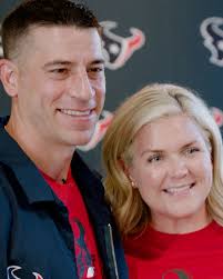 Love for the game, even more love for the community with Coach’s Cuts led  by Special Teams Coordinator Frank Ross 🙌