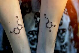 50 Kleine Partner Tattoos Romantische Ideen Fur Ein Partnertattoo Matching Tattoos Friend Tattoos Molecule Tattoo