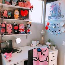 Desain kamar army bts, desain kamar bertema exo, desain kamar tidur tema kpop, desain kamar tidur bts, dekorasi kamar tema bts, desain kamar ala kpop, desain kamar kpopers sederhana, desain kamar tidur army, desain kamar tidur bts sumber : Kamar Aesthetic Ungu Lilac Novocom Top