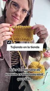 Tejiendo la muestra de tensión para lo próximo que te voy a enseñar, un  gorro de lana super calentito, que se hace en un pispas y del que te traigo  tutorial en menos que canta un gallo. ...